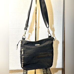 Baggallini Black Nylon Big Zipper Crossbody Bag